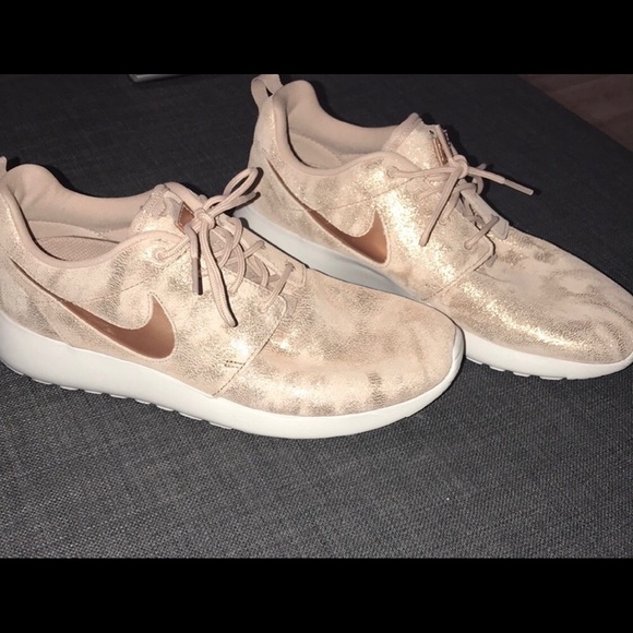 ROSE GOLD NIKE ROSHE RUNNING SHOES - Picture 4 of 5